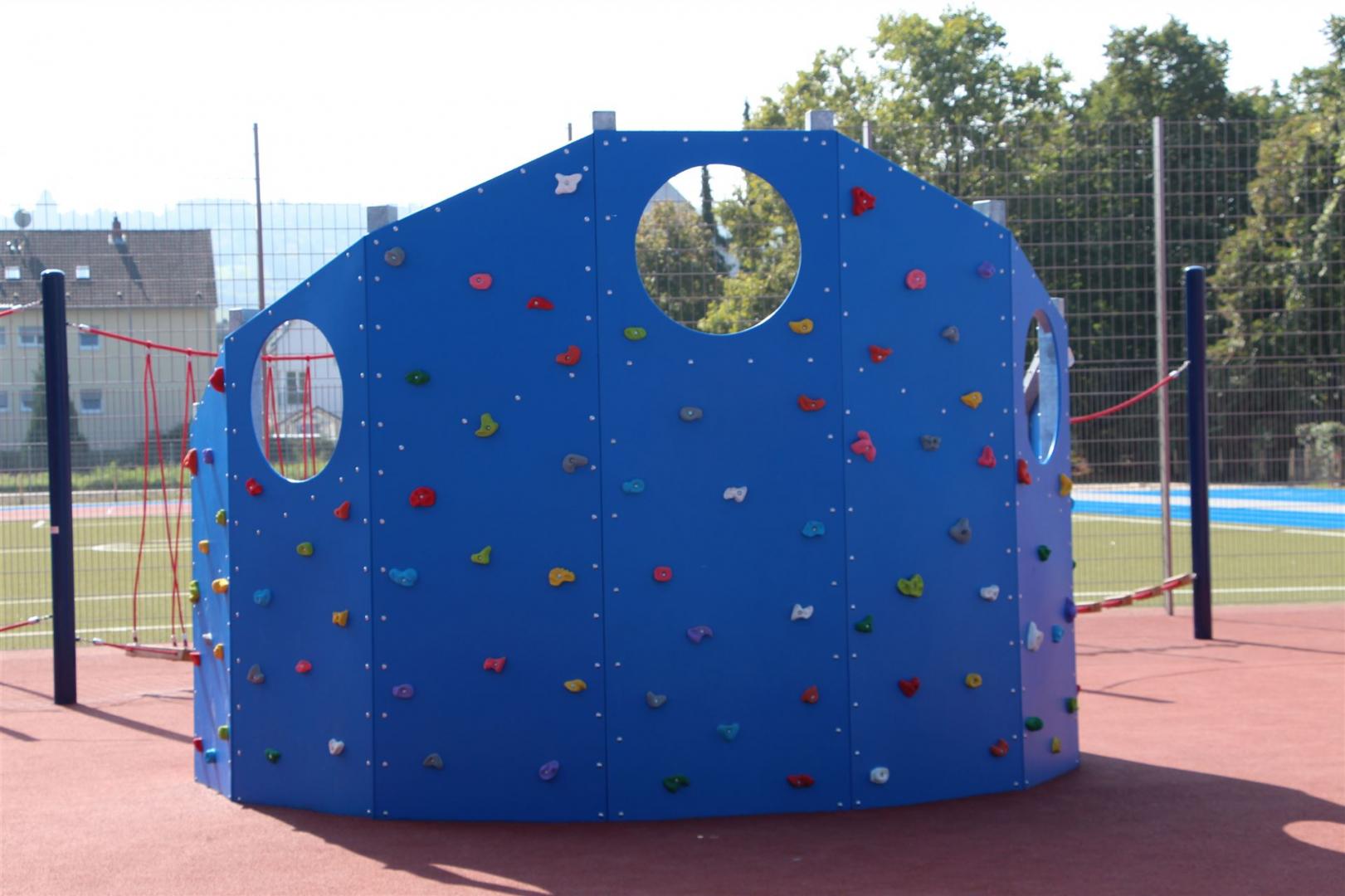 Kletterwand mit bunten Klettergriffen - mit passenden Klettergriffen, welche höchste Produkteigenschaften versprechen. Geeignet sowohl für Kletterhallen als auch für Kletterwände im Außenbereich. Kletterwand mit bunten Klettergriffen - hergestellt in Deutschland