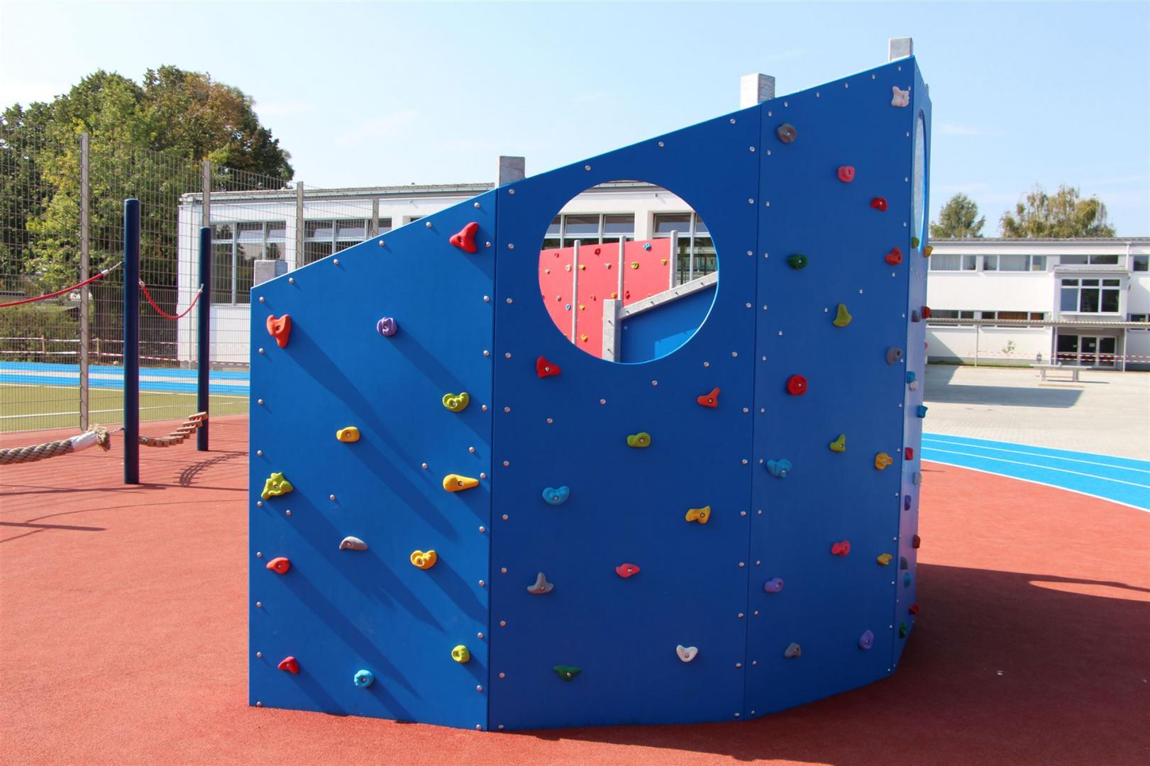 Kletterwand blau - mit passenden Klettergriffen, welche höchste Produkteigenschaften versprechen. Geeignet sowohl für Kletterhallen als auch für Kletterwände im Außenbereich. Kletterwand blau - mit passenden Klettergriffen