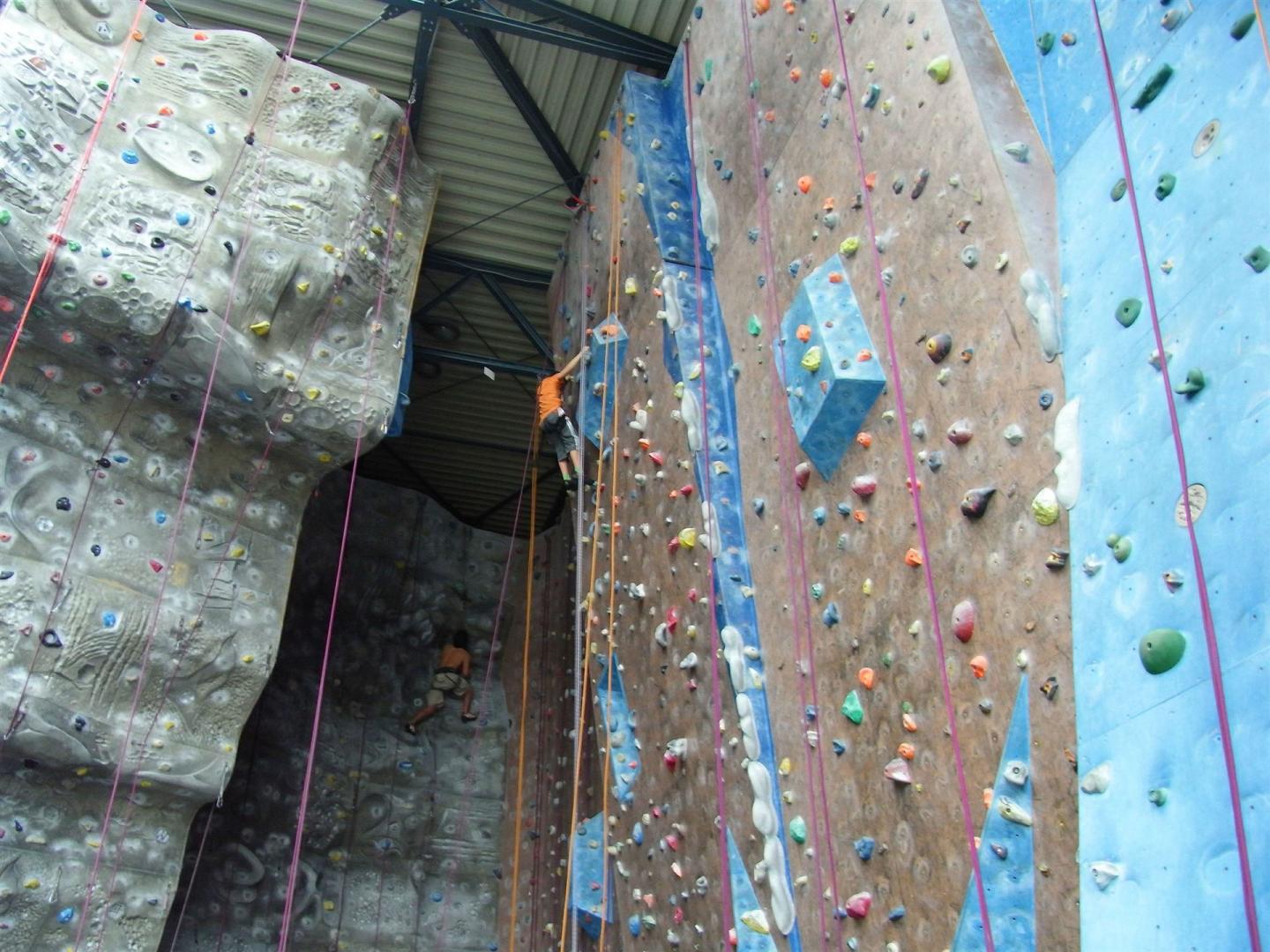 Kletterwand-Kletteranlage - mit passenden Klettergriffen, welche höchste Produkteigenschaften versprechen. Geeignet sowohl für Kletterhallen als auch für Kletterwände im Außenbereich. Kletterwand-Kletteranlage - mit passenden Klettergriffen