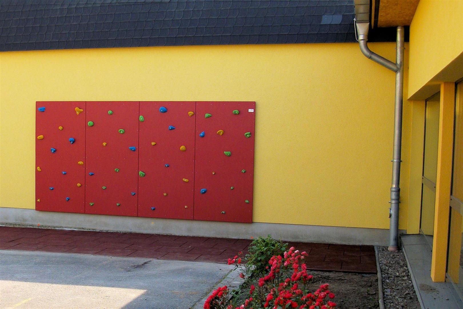Kletterwand - mittel - mit Schul-Klettergriffen, gefertigt aus dem hochwertigen Material Graphikstein®, welches höchste Produkteigenschaften verspricht. Kletterwand - mittel - mit hochwertigen Schul-Klettergriffen