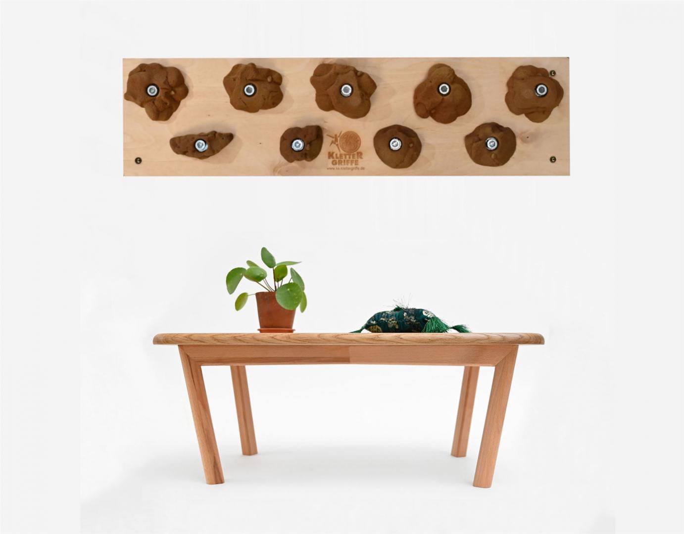 Trainingsboard Sandstein mit Tisch - Ein Kletterboard für Kletterer, die auch zu Hause ihre Finger- und Armmuskulatur trainieren möchten - mit 9/10 Klettergriffen. Trainingsboard Sandstein mit Tisch - stabiles Kletterboard mit 9/10 Klettergriffen