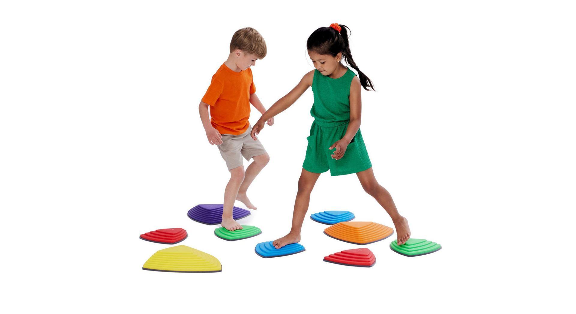 Fluss-Steine-Set - Kinder - Die Positionen der Steine lassen sich flexibel anpassen, um den Schwierigkeitsgrad individuell zu variieren. Fluss-Steine-Set - Kinder - Ziel ist es, von Stein zu Stein zu springen, ohne den Boden zu berühren!