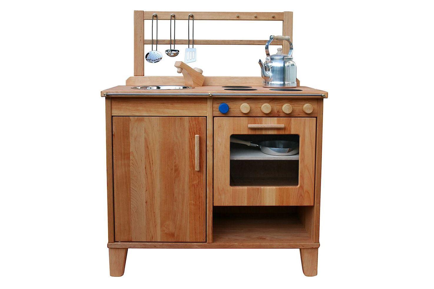 Spielküche Nele - Die kompakte Kinderküche aus Massivholz hat eine extra hohe Arbeitsplatte von 60 cm. Ausgestattet mit Backofen, Spüle, Kühlschrank und Herdplatten Spielküche Nele - Massivholz-Kinderküche mit extra hoher Arbeitsplatte von 60 cm