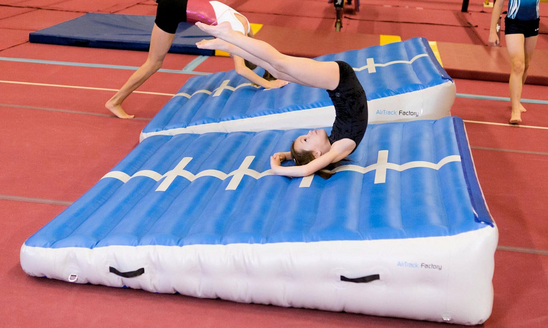 Air Incline - Airtrack Factory - luftgefülltes keilförmiges Airtrack Factory Trampolin Kissen. Vielseitig einsetzbare Trainingshilfe im Turnverein oder beim Sportunterricht. Air Incline - Airtrack Factory - luftgefülltes keilförmiges Airtrack Factory Trampolin Kissen