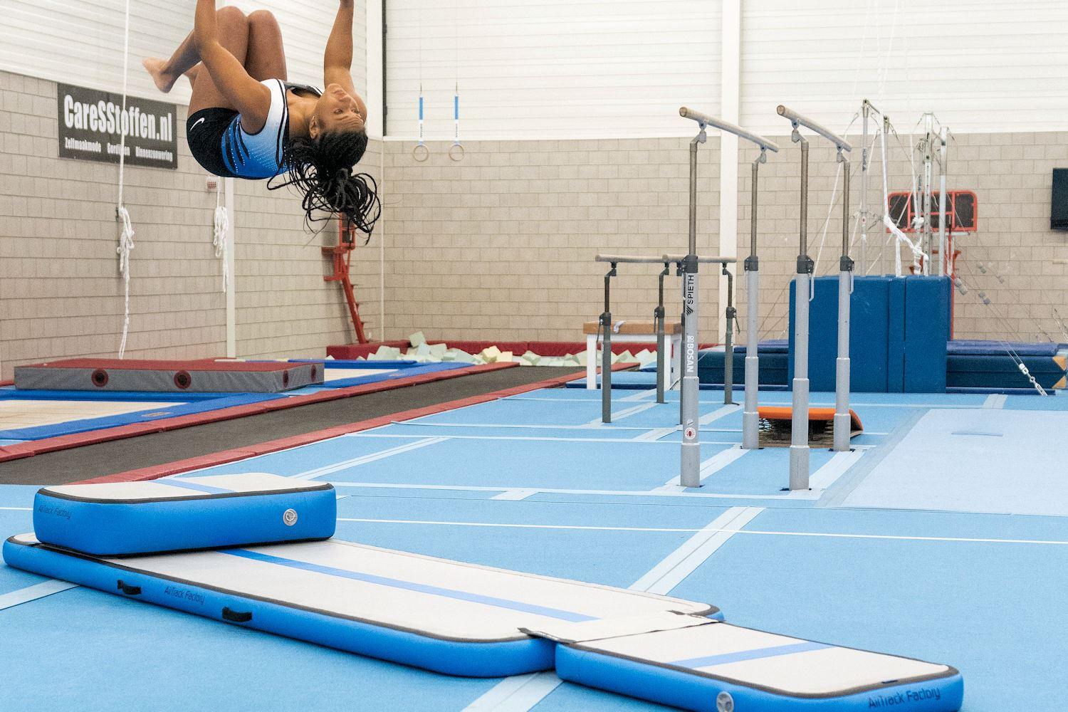 AirTrack Trainings-Set - im Turnverein - Die 3 m lange Air Floor TrampolinTurnmatte in Verbindung mit dem AirRoll, dem AirBlock und dem AirBoard bietet eine Vielzahl an Übungsmöglichkeiten AirTrack Trainings-Set - im Turnverein - 4-tlg. AirTrack Factory Set + Fußpumpe