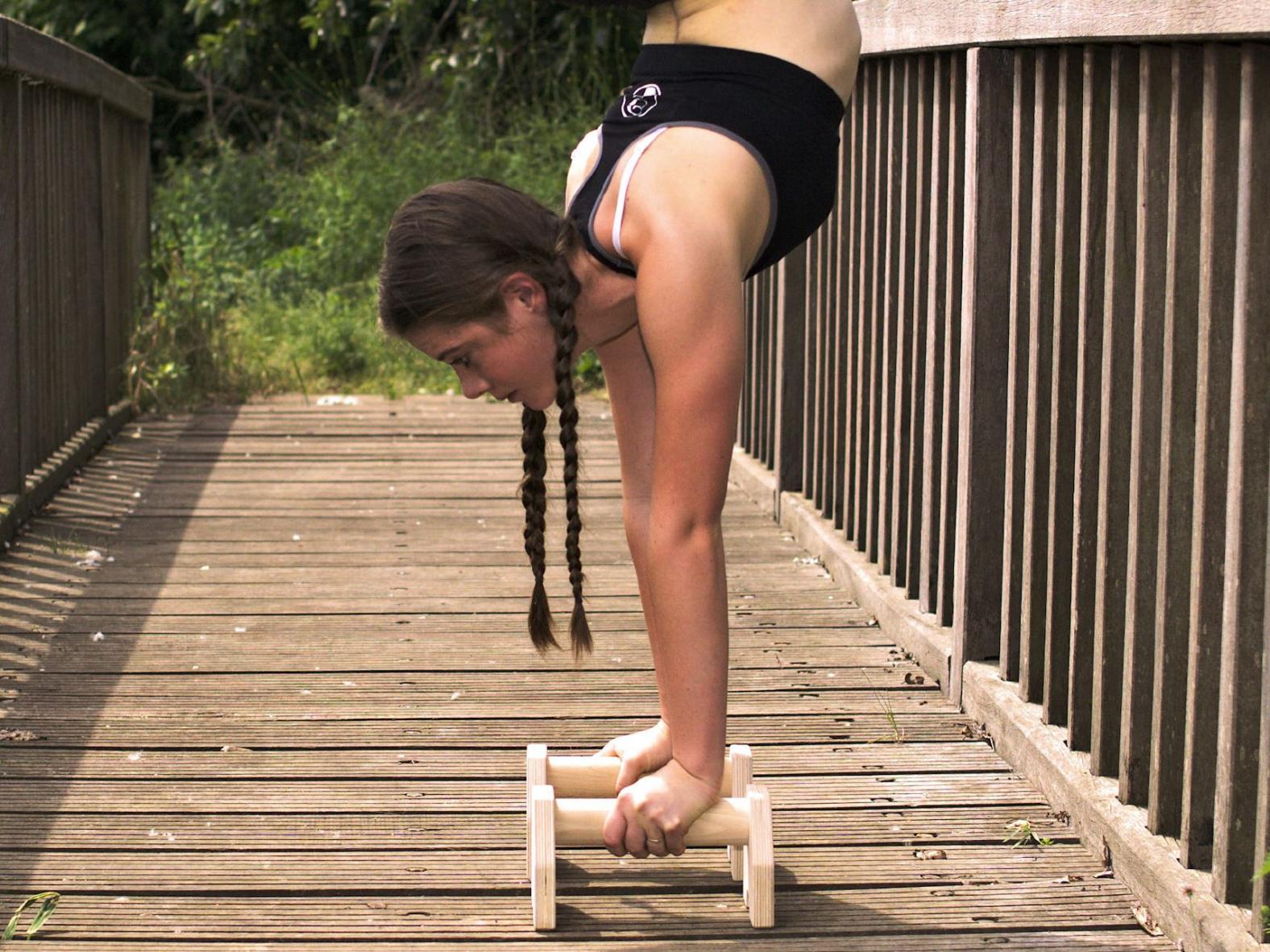 Parallettes-Übung - Outdoor - Übung mit Handstandklötze/Liegestützgriffe geben optimalen Halt und entlasten enorm die Handgelenke Parallettes-Übung - Outdoor mit Handstandklötze