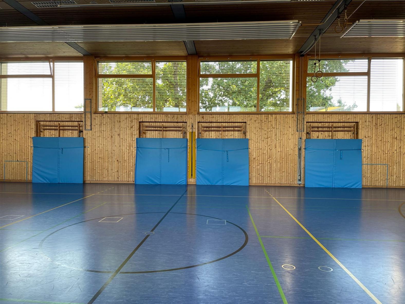 Ansicht Sprossenwände mit Prallschutz - Sonderanfertigung - individuelle Lösung auf Kundenwunsch zum Schutz der Gefahrenquellen in einer Turnhalle Ansicht Sprossenwände mit Prallschutz - Sonderanfertigung - individuelle Lösung auf Kundenwunsch