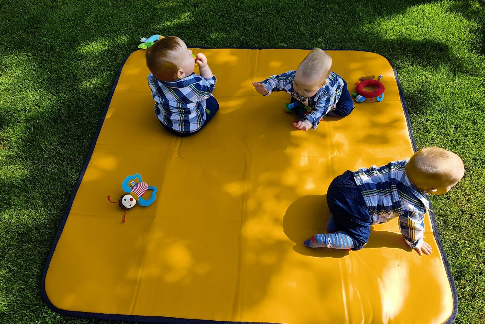 Krabbelmatte-Spielmatte im Garten - softe Babymatte, Wendematte