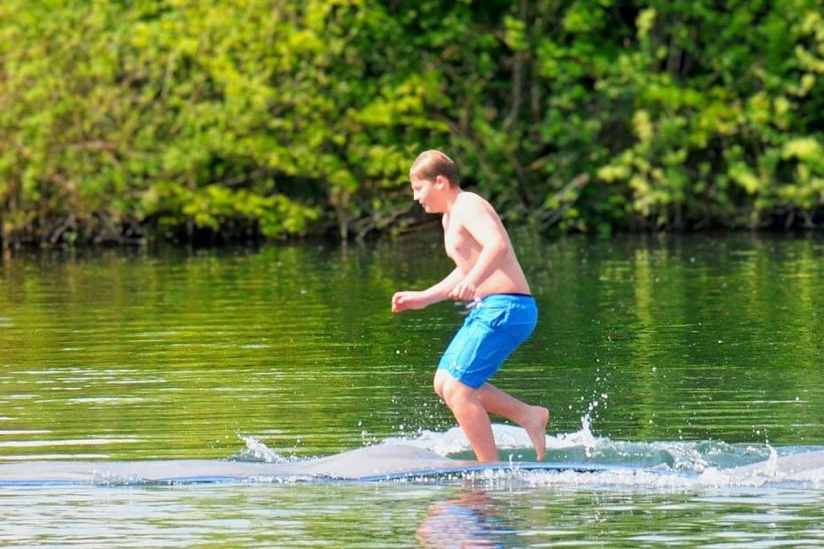 Wasserlaufmatte im Naturfreibad