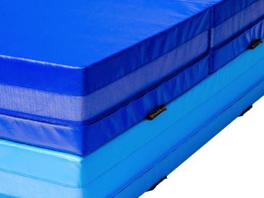 Weichbodenmatten Standard - Weichboden klappbar - mit einem Bezug aus Planenstoff und einem Antirutschboden. Ausgestattet mit 4 Tragegriffe, einem Sicherheitsreißverschluss und einem Lüftungssystem. Weichbodenmatten Standard - Weichboden klappbar
