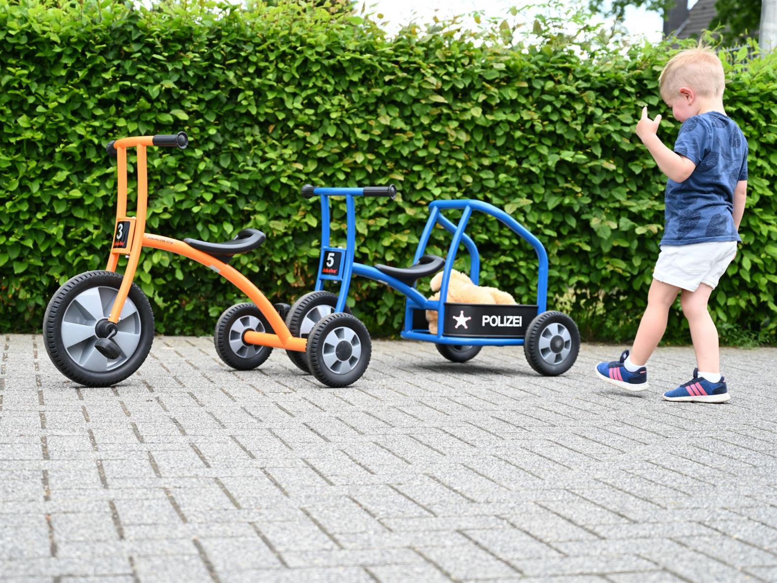 Dreirad groß und Polizeidreirad - Kinderfahrzeuge in stabiler, solider Qualität mit einem ansprechenden Design in attraktiver Farbe, welches allen Sicherheitsanforderungen und Standards entspricht. Dreirad groß und Polizeidreirad - entsprechen allen Sicherheitsanforderungen und Standards